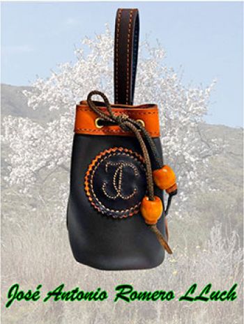 Jose Antonio Con Las Jaulas A Cuestas